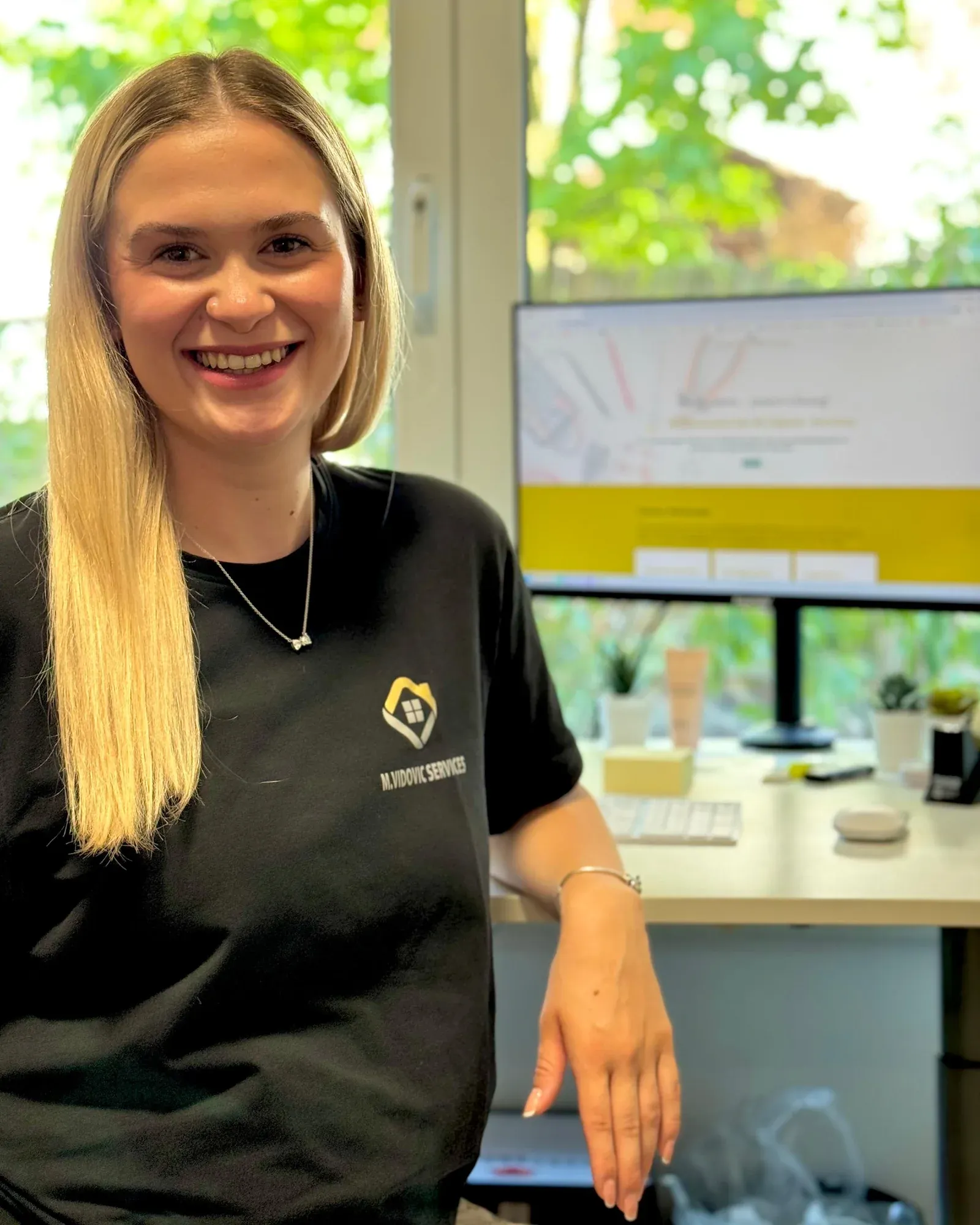 Marija Vidović im Büro von M. Vidovic Services