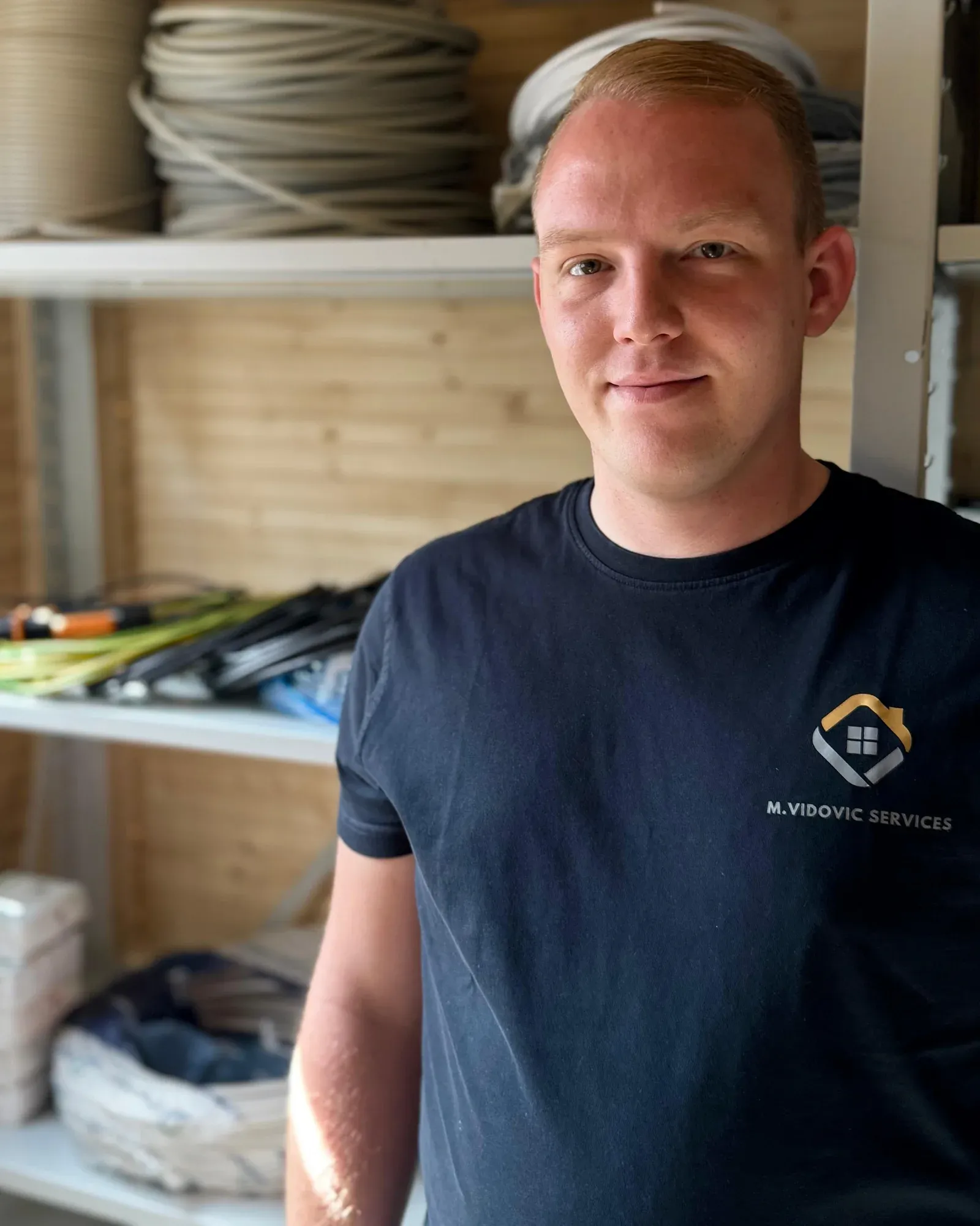 Mario Vidović im Firmen-Shirt von M. Vidovic Services